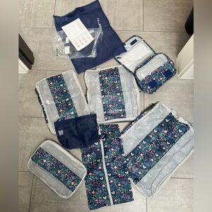 NWT 8 piece Navy Floral Travel compression cubes, fit more in suitcases! 🌸